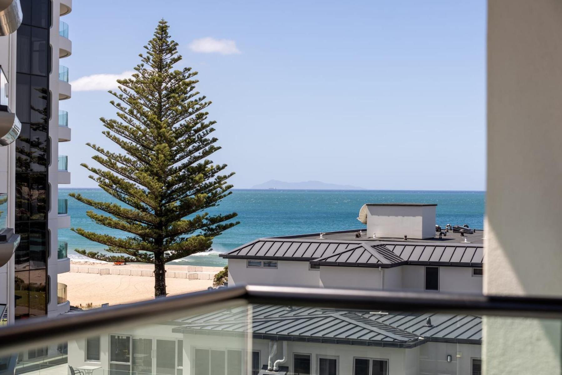 Luxury Ocean & Harbour Views - Heated Pool, Main Beach & Gym Mount Maunganui Buitenkant foto