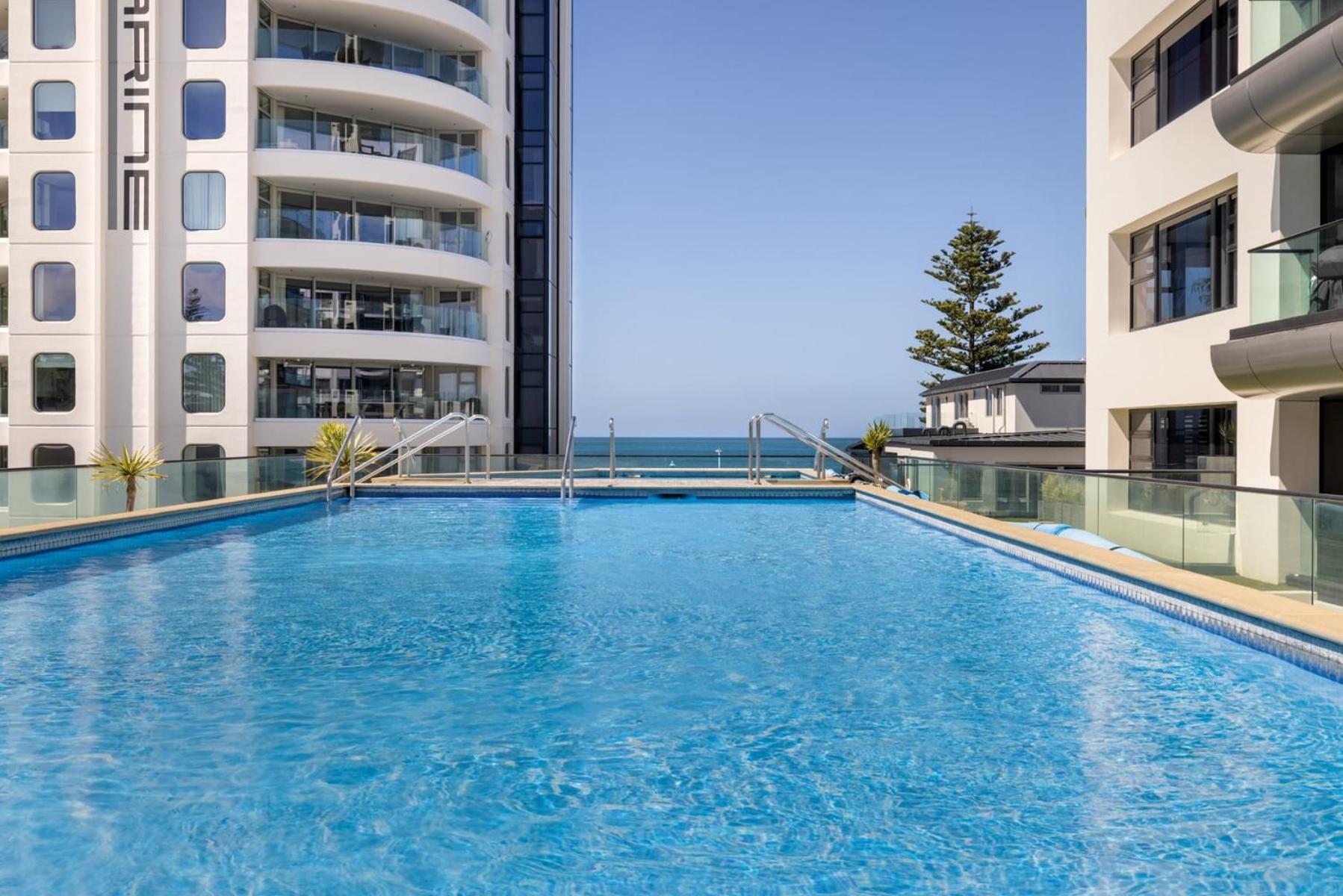 Luxury Ocean & Harbour Views - Heated Pool, Main Beach & Gym Mount Maunganui Buitenkant foto