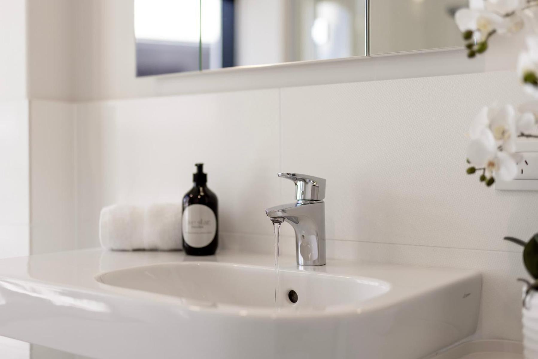 Luxury Ocean & Harbour Views - Heated Pool, Main Beach & Gym Mount Maunganui Buitenkant foto