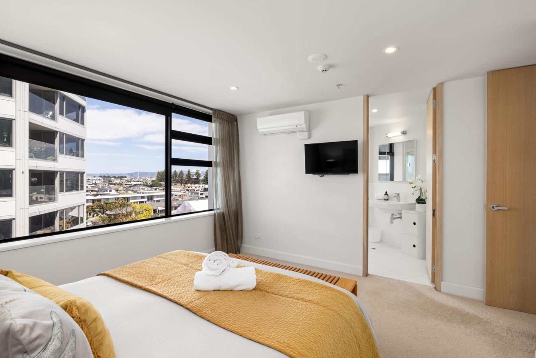 Luxury Ocean & Harbour Views - Heated Pool, Main Beach & Gym Appartement Mount Maunganui Buitenkant foto